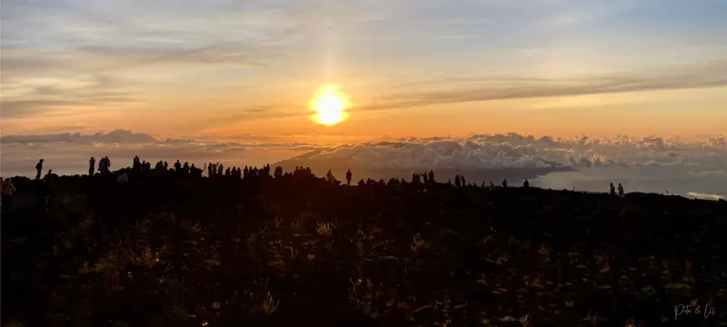 Le sommet du volcan à Maui au coucher du soleil