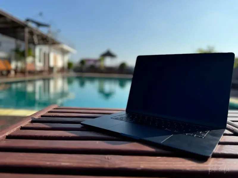 Un ordinateur devant une piscine qui représente le nomadisme numérique