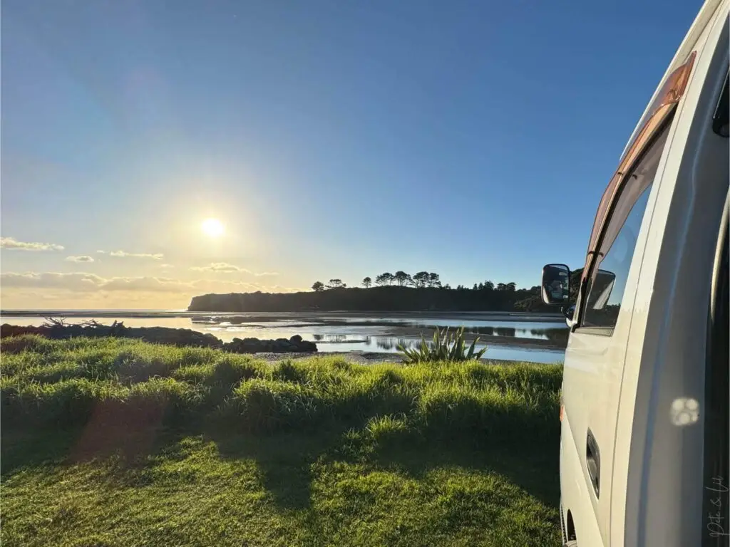 Le van dans un freedom camping aux Three Sisters en Nouvelle-Zélande