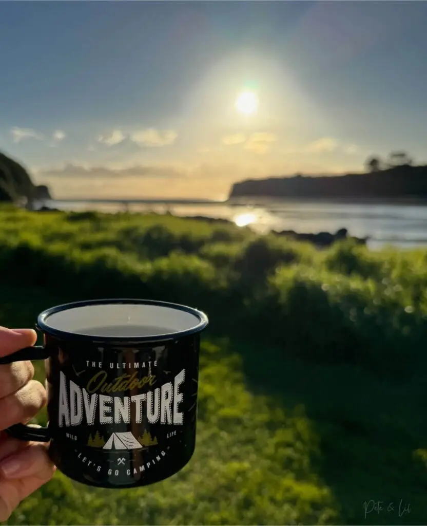 Un verre de vin dans une tasse de camping aux Three Sisters en Nouvelle-Zélande