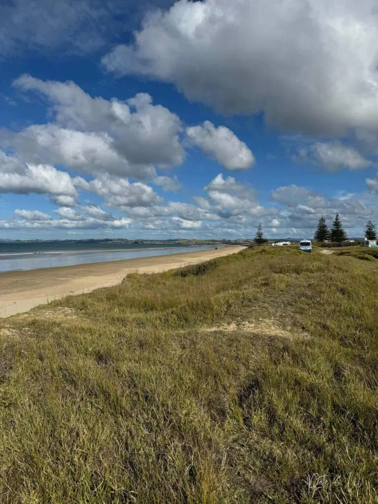 Un freedom camping près de la plage sur l'île du Nord en Nouvelle-Zélande