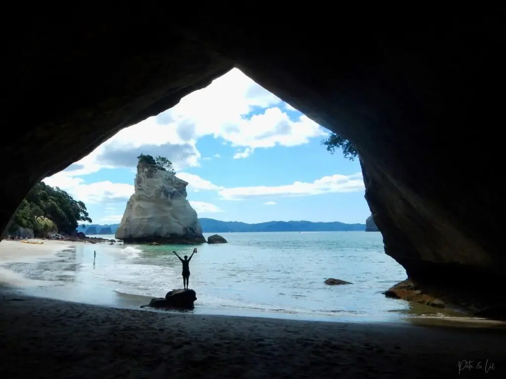 Une vue sur le rocher sous l'arche de Cathedral Cove sur l'île du Nord en Nouvelle-Zélande