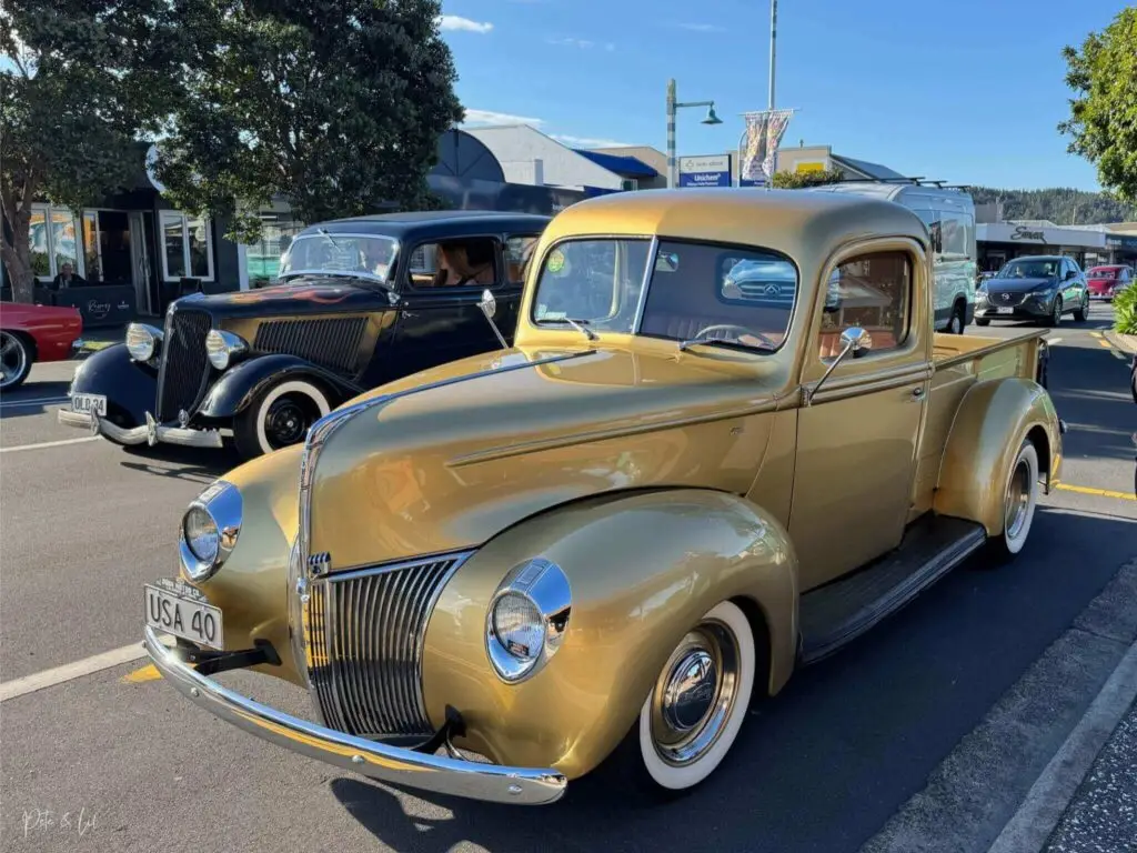 Une vieille voiture américaine lors du Beach Hop à Whangamata en Nouvelle-Zélande