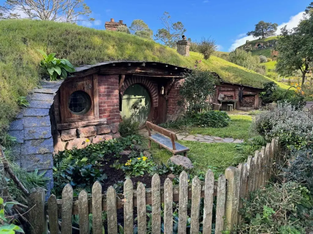 Une maison de hobbit à Hobbiton en Nouvelle-Zélande