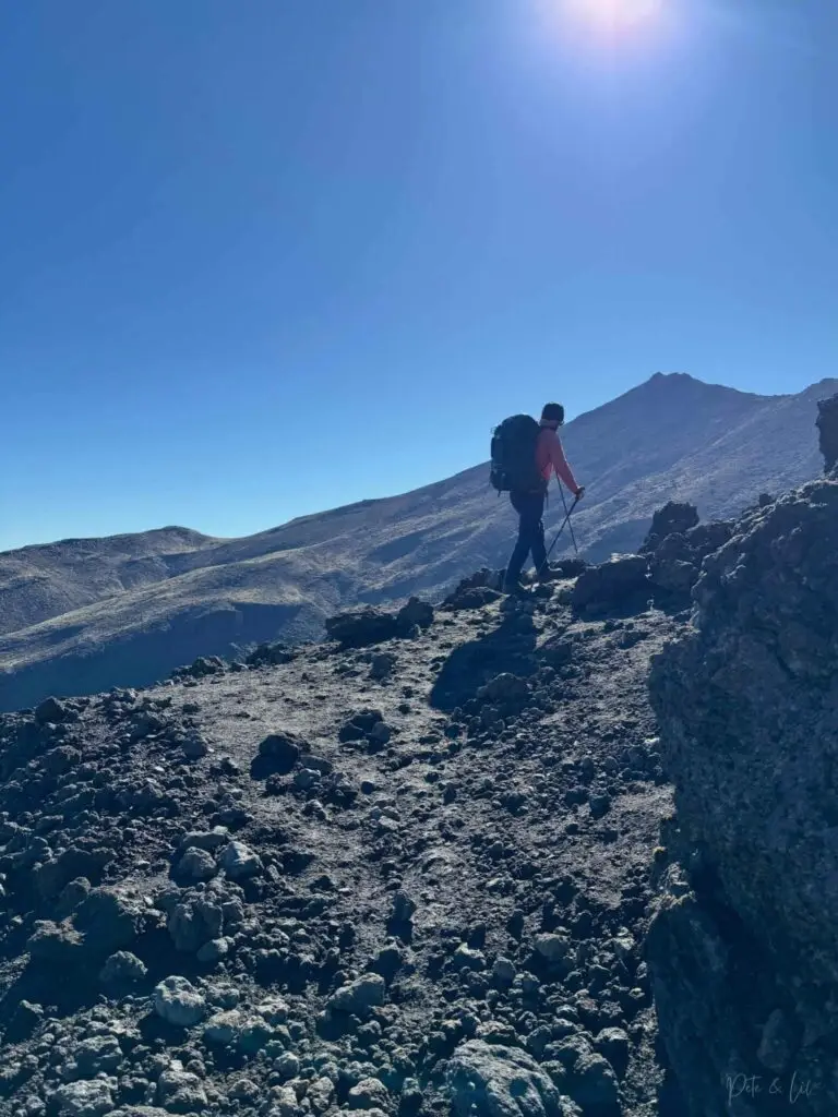 Le sentier parfois difficile du Tongariro Alpine Crossing en NZ