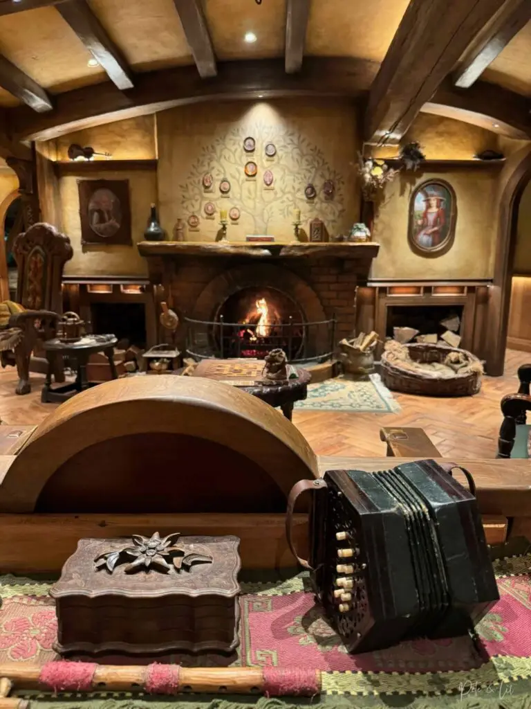 Le salon dans une maison de hobbit à Hobbiton