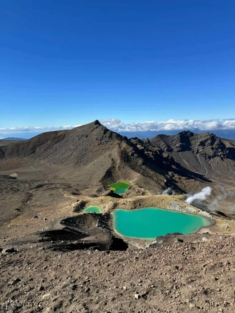 Le sentier près des lacs du Tongariro Alpine Crossing en NZ