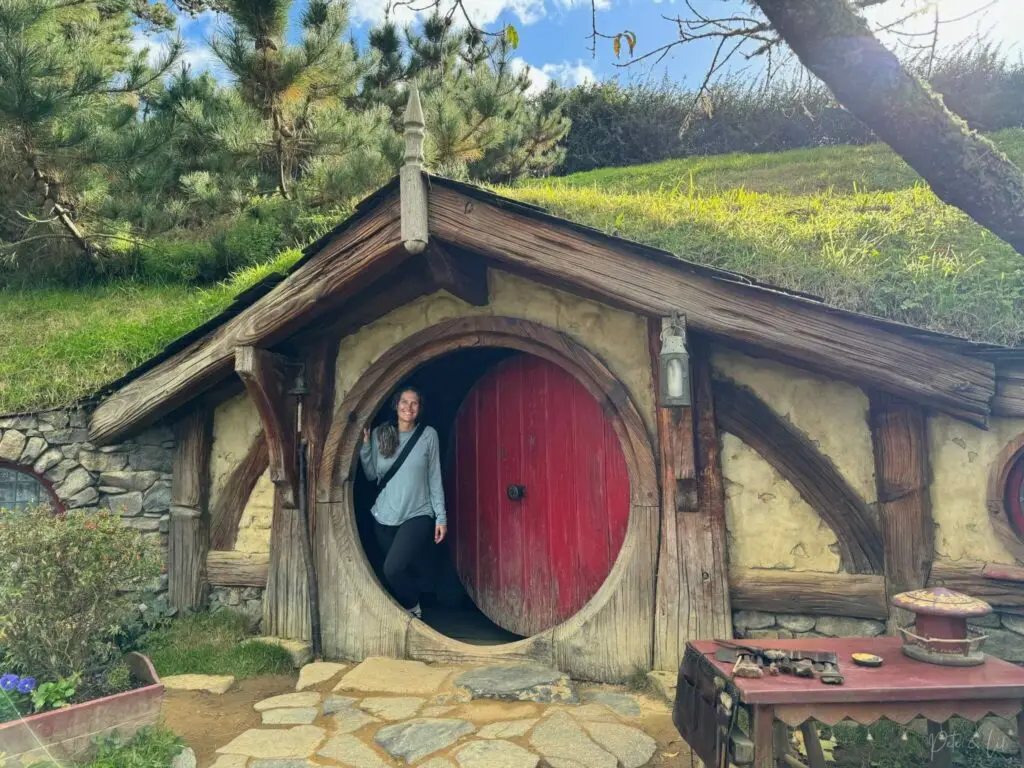 Une photo dans un cadre de porte ronde à Hobbiton en Nouvelle-Zélande