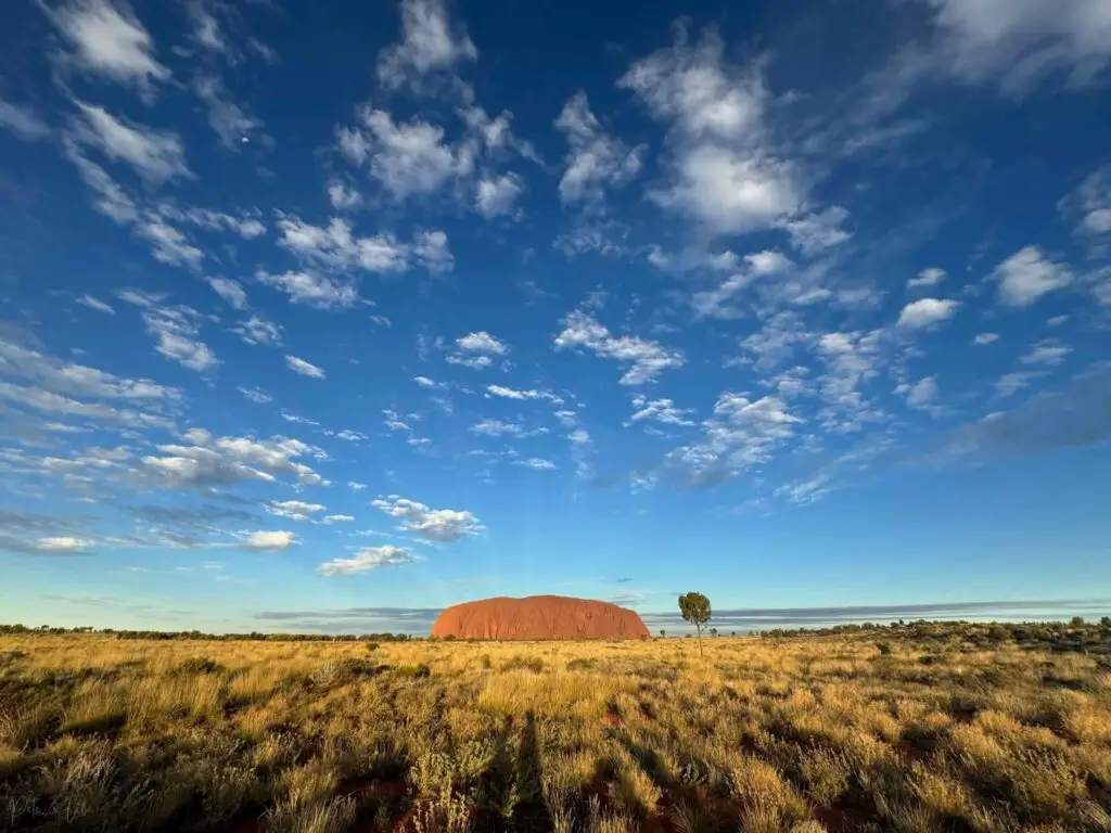 Uluru au golden hour dans l’Outback australien