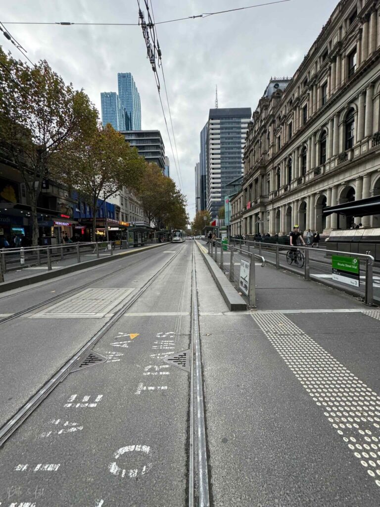 Une rue et un tram au centre de Melbourne en Australie