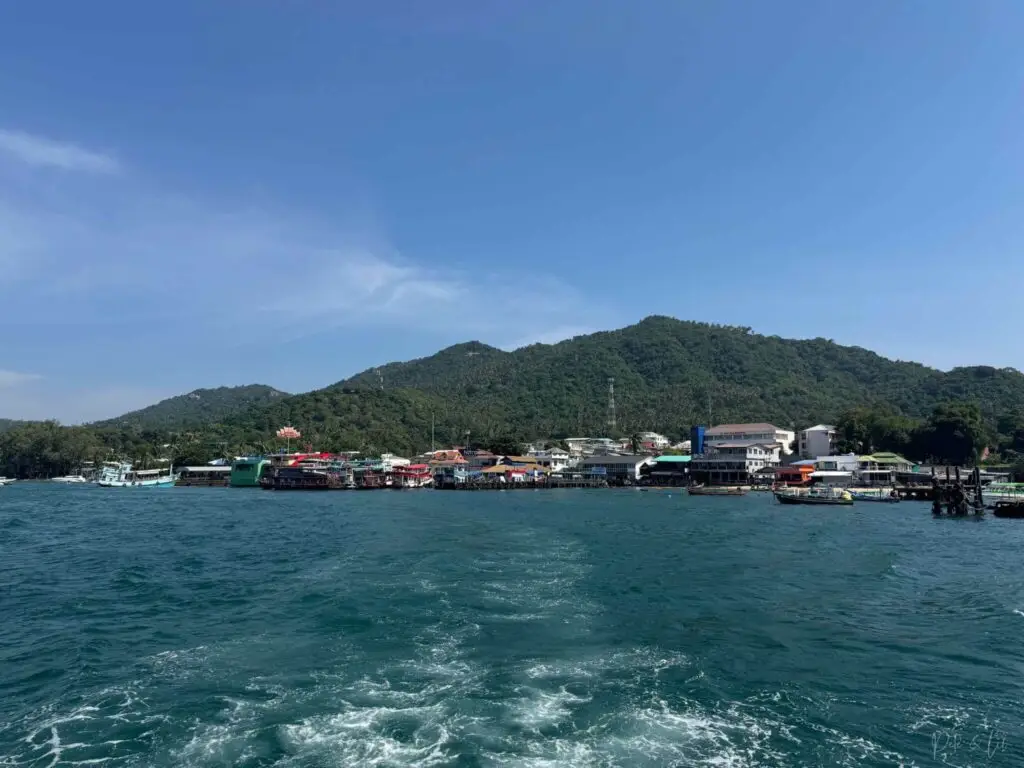 La vue sur Koh Tao depuis un bateau en Thaïlande