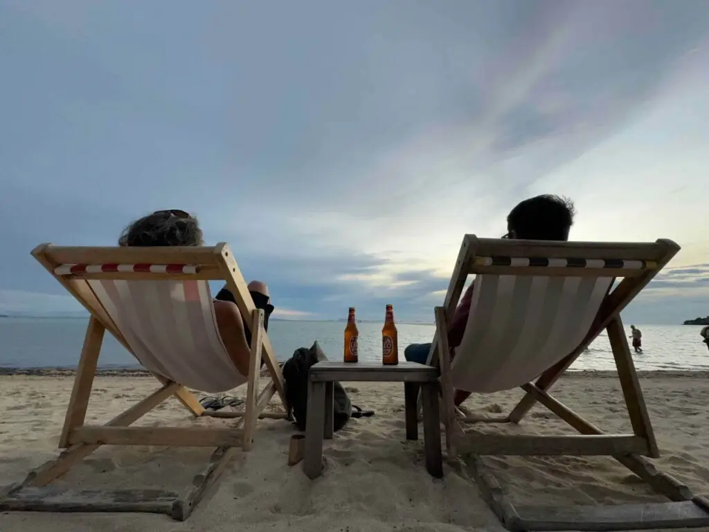 Deux personnes dans le moment présent sur une plage en Thaïlande