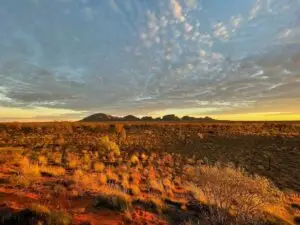 Lever du soleil sur Kata Tjuta dans l’Outback australien