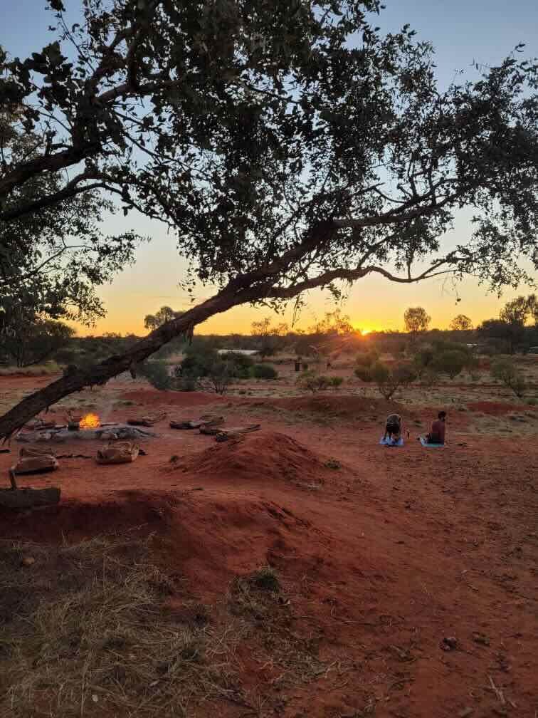 Yoga au coucher du soleil dans l’Outback australien