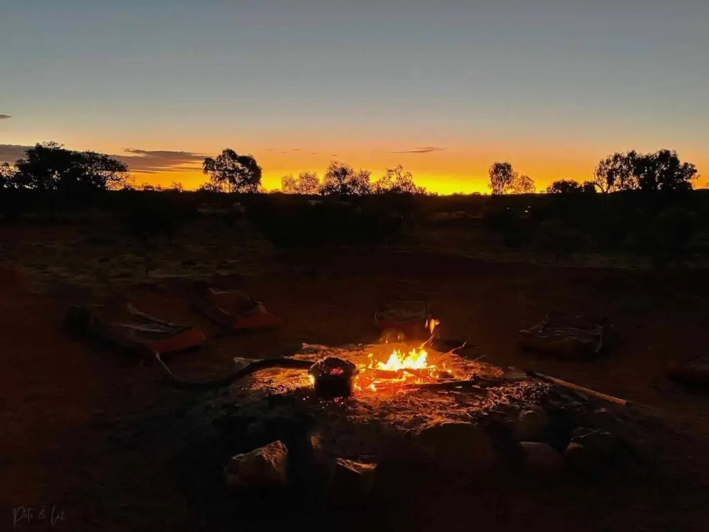 Pain cuit sur le feu dans l’Outback australien