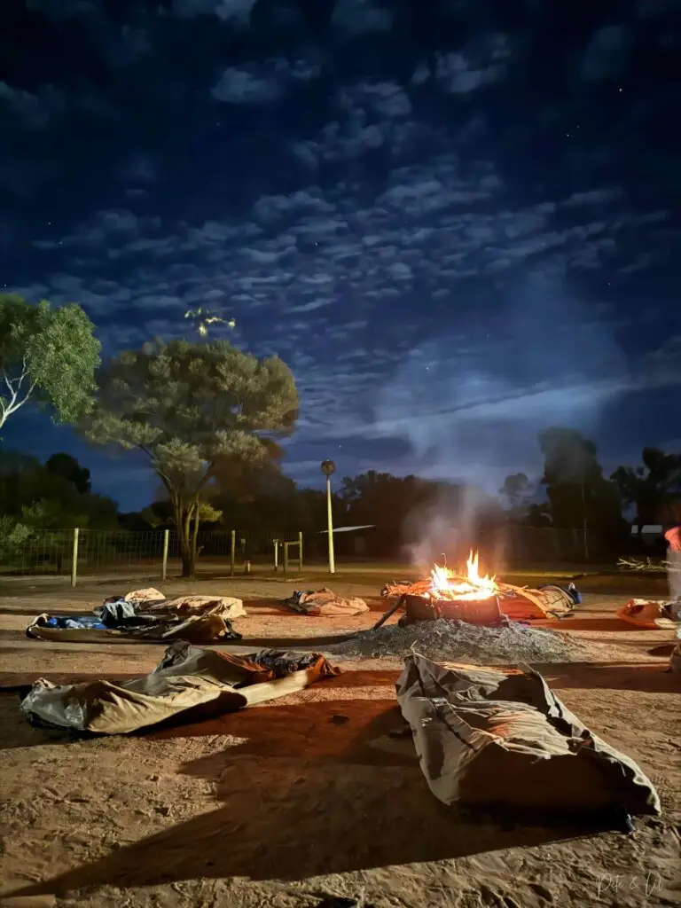 Swags autour d’un feu dans l’Outback australien