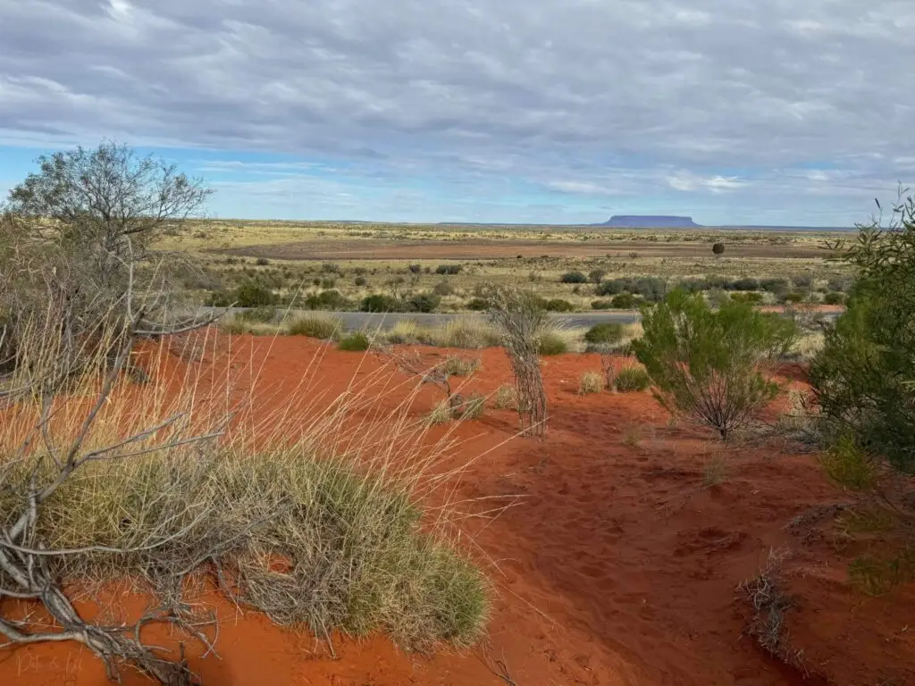 Vue sur Uluru dans l’Outback australien