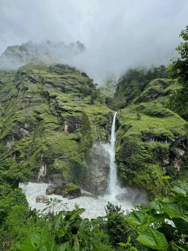 Grande chute d’eau à côté du Boon Waterfall Restaurant