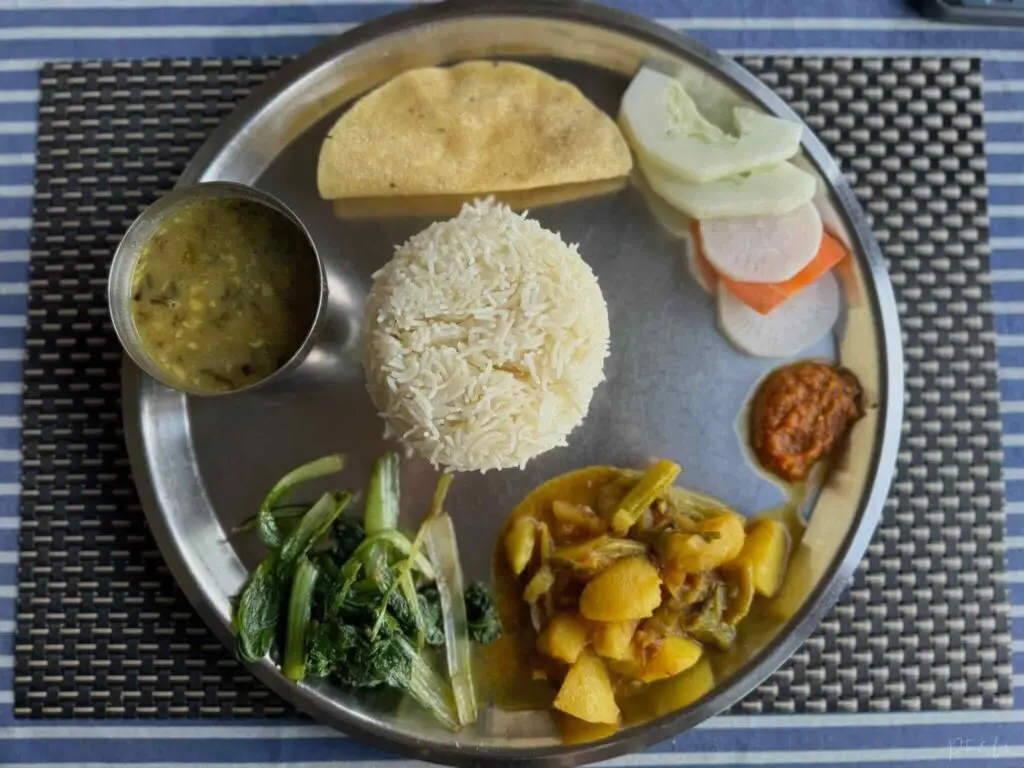 Assiette de dal bhat, repas traditionnel népalais