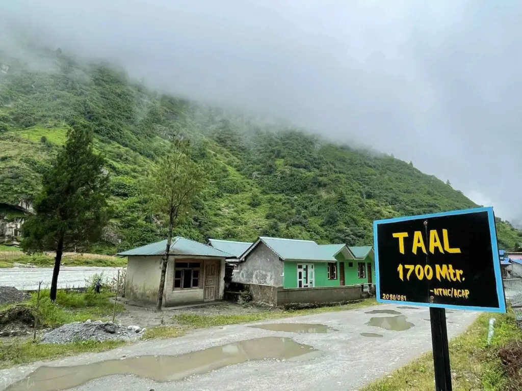 Pancarte d’entrée du village de Tal