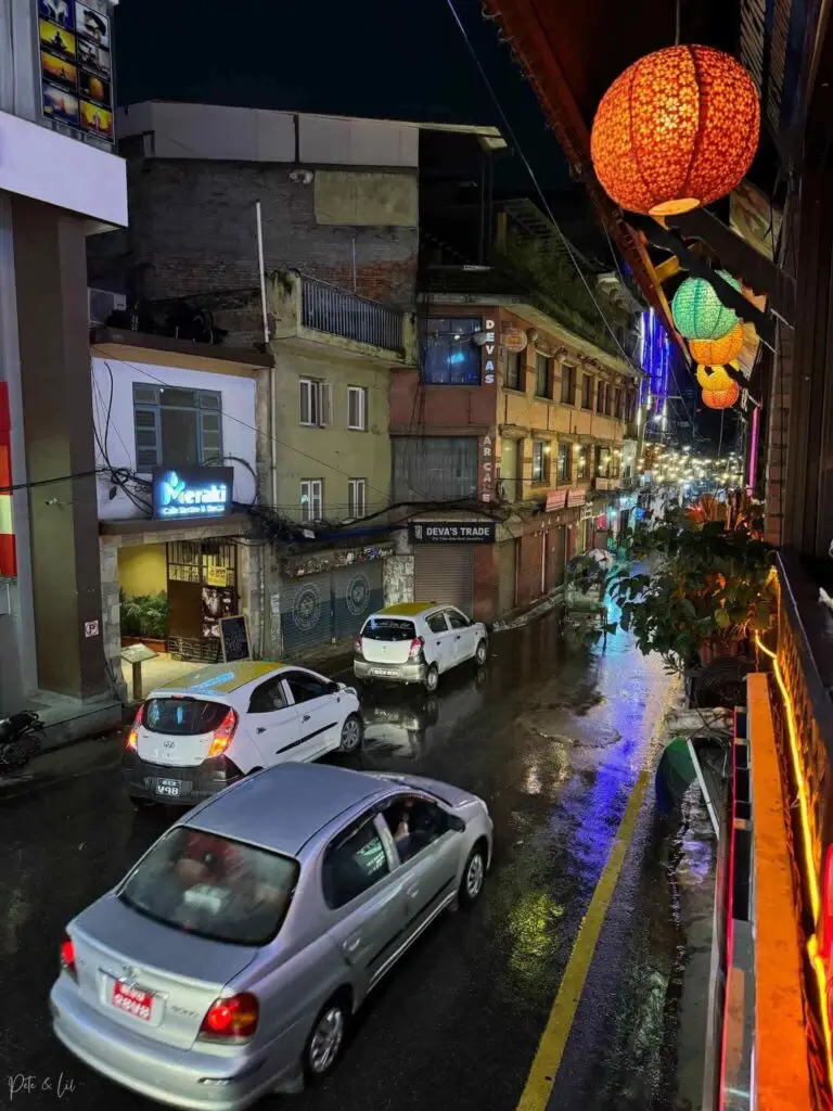 Rue de Thamel illuminée le soir