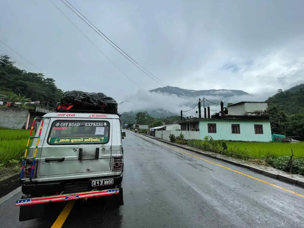 Minibus avec bagages sur le toit