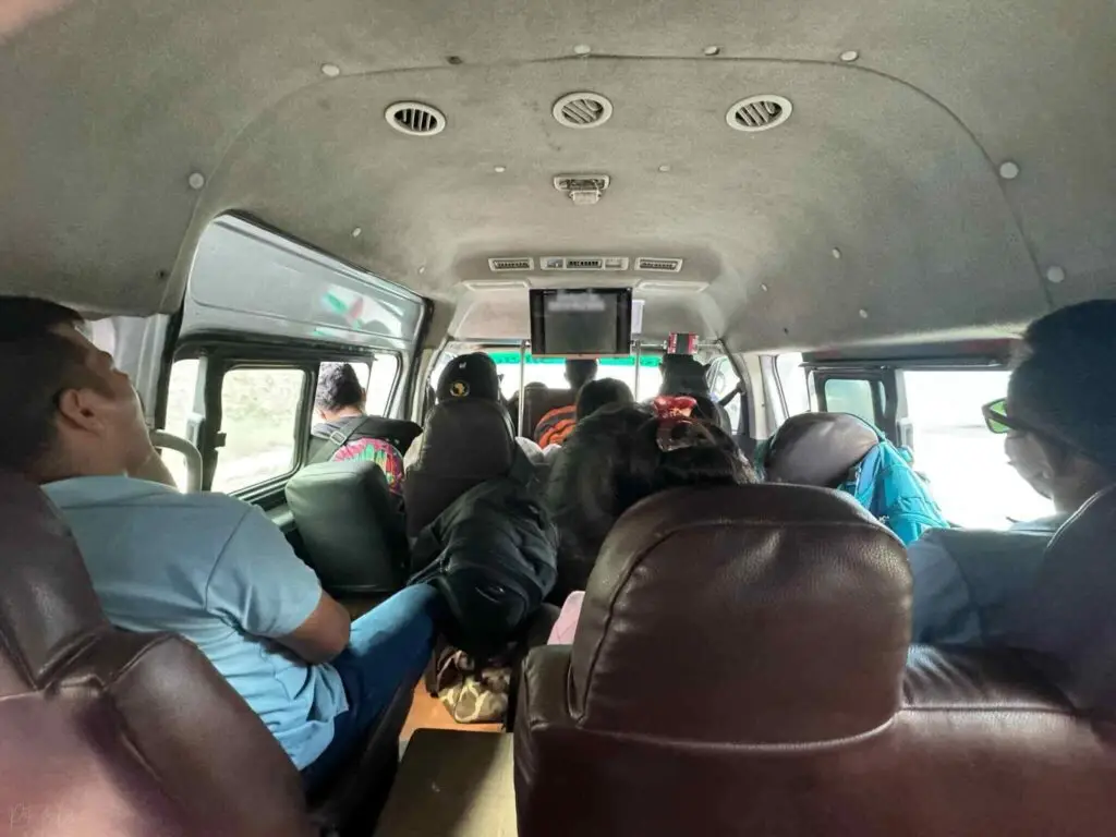 Intérieur bondé d’un minibus local