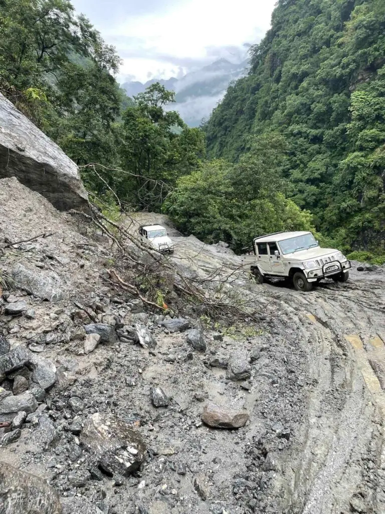 Jeep 4x4 dans la boue sur une route de montagne