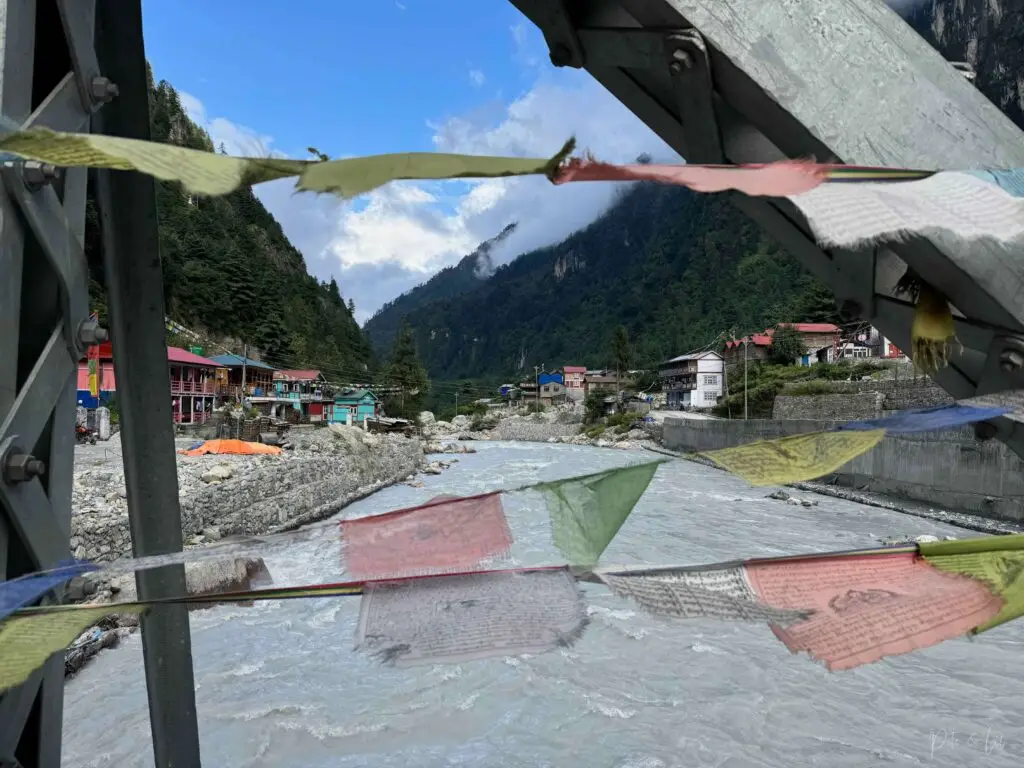Village de Chame avec drapeaux de prières