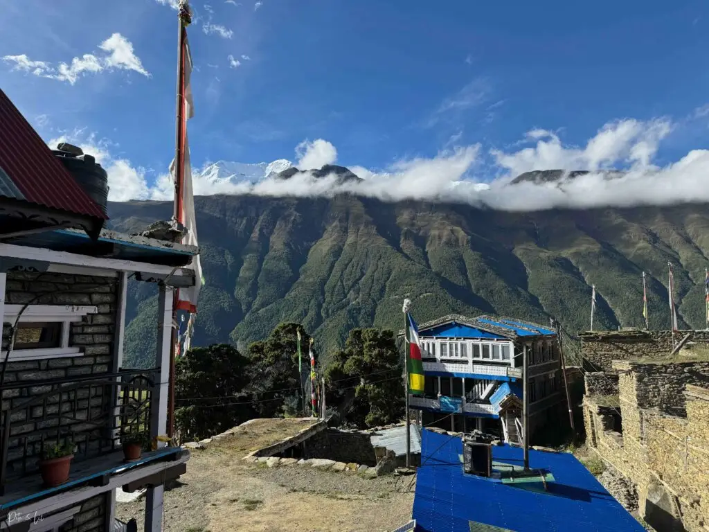 Vue sur les sommets enneigés depuis la chambre du guesthouse