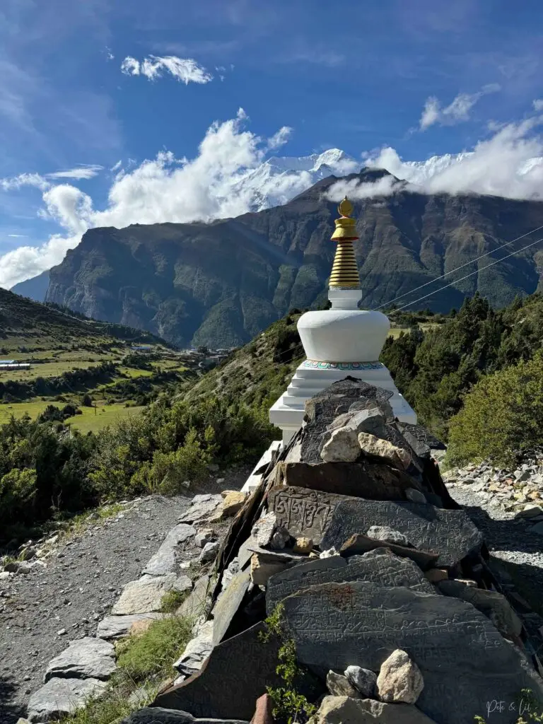 Stupa et pierres mani sur le sentier avec vue sur les sommets