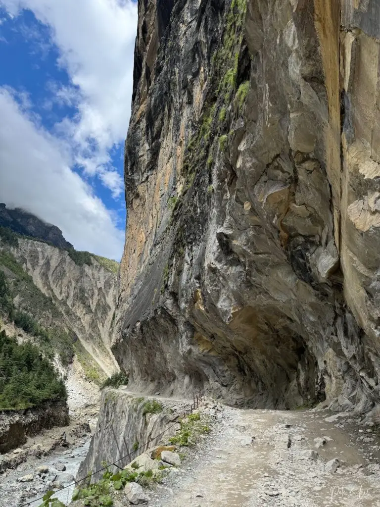Jeep road avec paroi rocheuse creusée