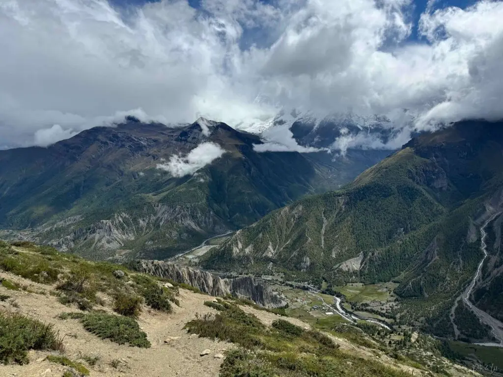 Vue sur les villages près de la route principale depuis le sentier