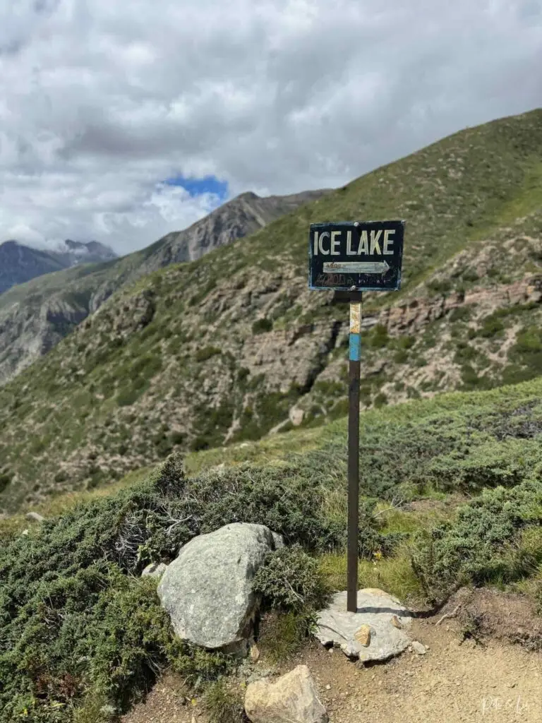 Pancarte du Ice Lake avec montagnes en arrière-plan