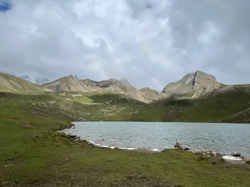 Ice Lake avec montagnes cachées dans les nuages
