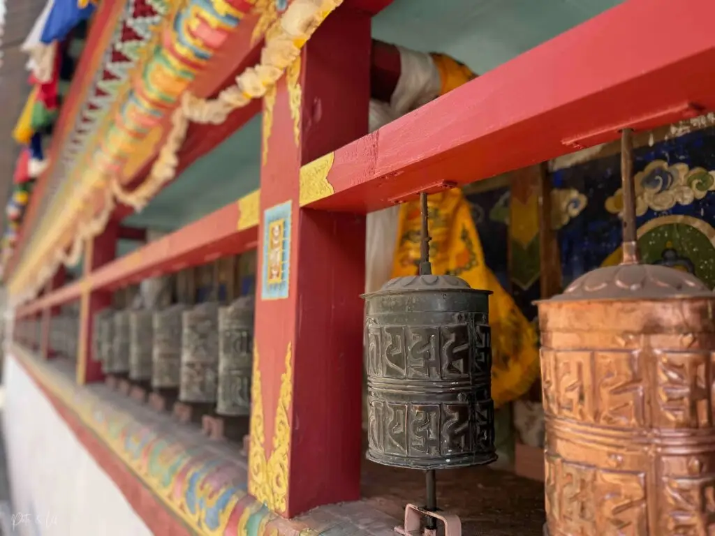 Moulins à prières colorés en gros plan