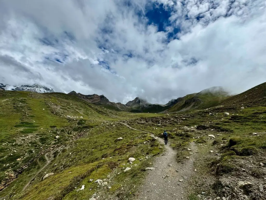 Randonneur dans une vallée près du Ice Lake