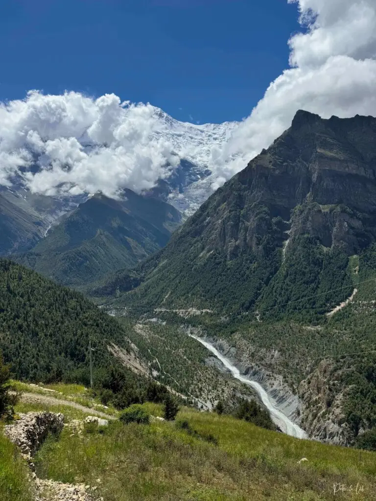 Vue sur les sommets enneigés et la vallée des Annapurnas