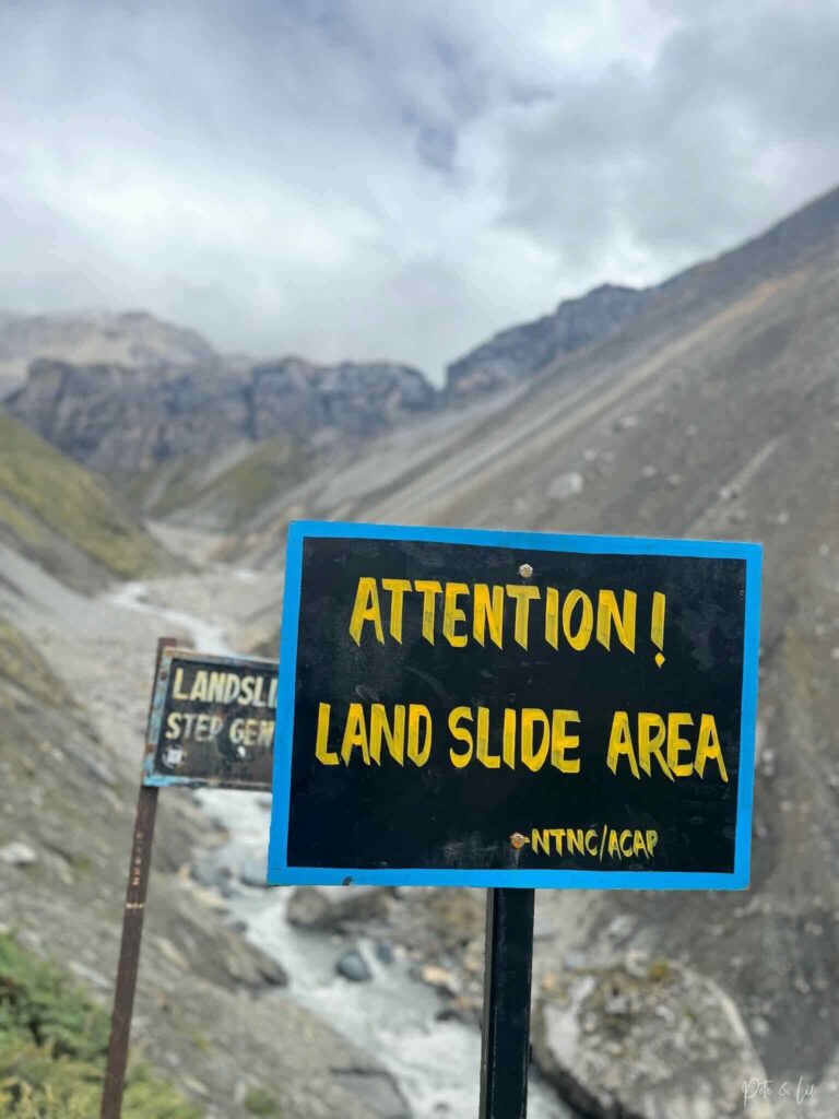 Pancarte annonçant une section à risque d’éboulement