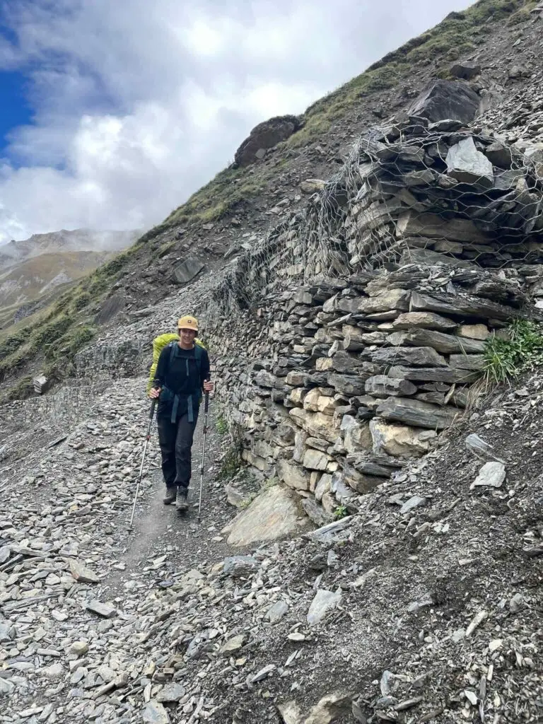 Randonneuse dans la zone d’éboulement avec grillage métallique