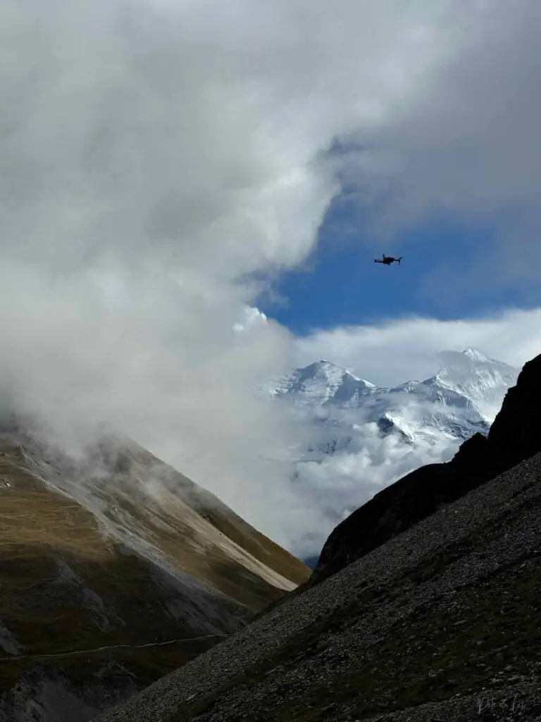 Drone avec sommets enneigés en arrière-plan