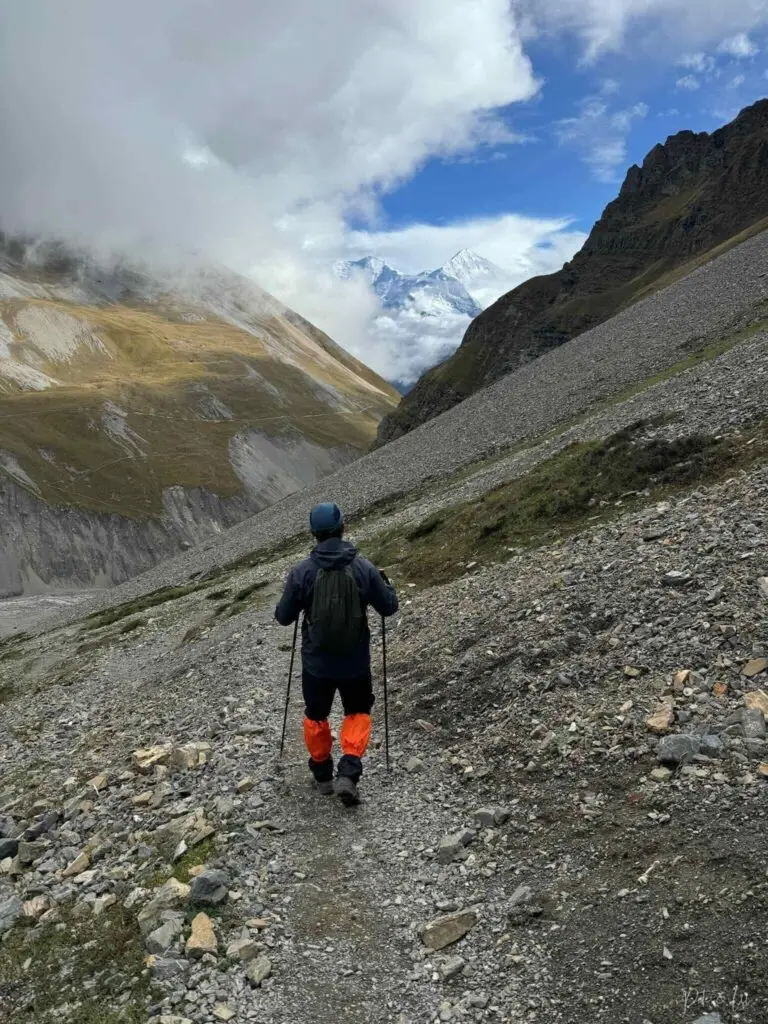 Randonneur descendant vers Thorung Phedi après le High Camp
