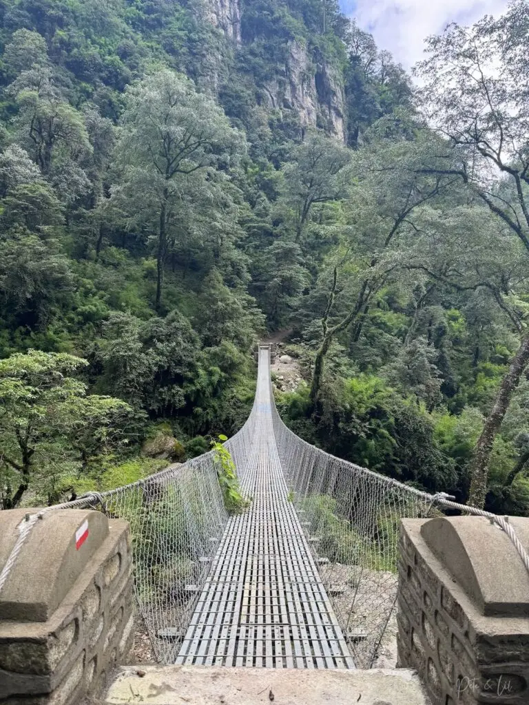Pont suspendu avec panneau de marquage blanc et rouge du sentier principal