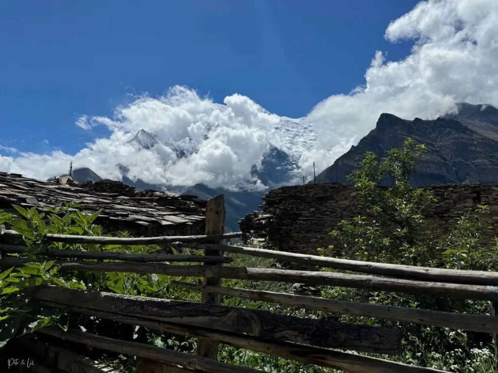 Sommets enneigés des Annapurnas derrière une clôture de bois