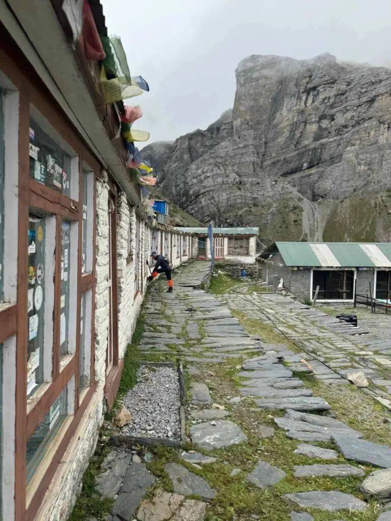 Hébergement à Thorung Phedi avec randonneur faisant des étirements
