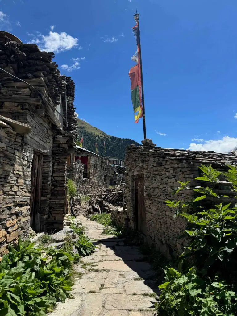 Village de Ghyaru avec maisons traditionnelles népalaises