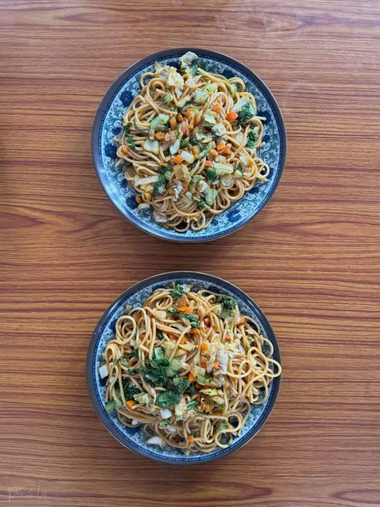 Plat de nouilles frites aux légumes dans un guesthouse