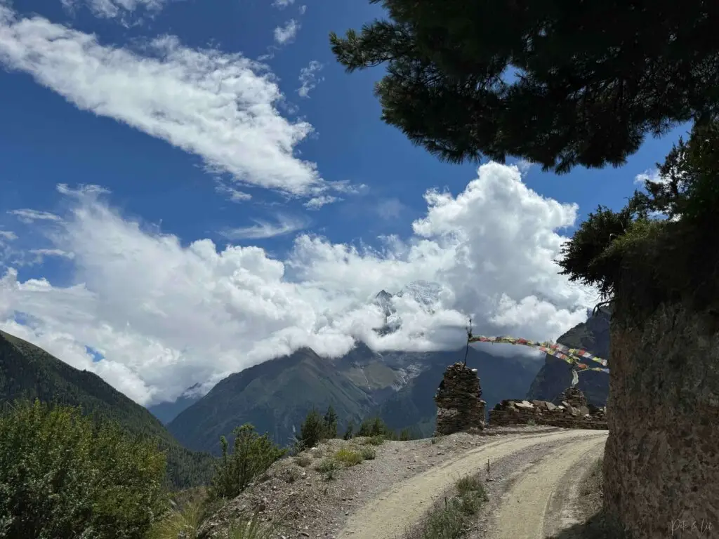 Jeep road en plein soleil sur le tour des Annapurnas