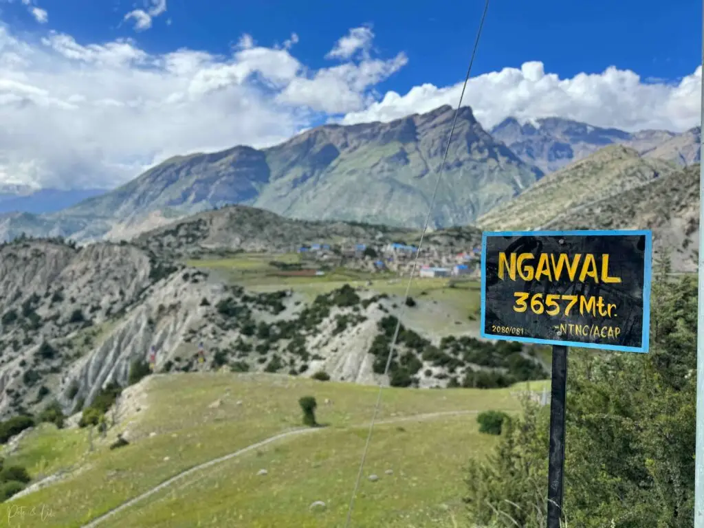 Pancarte indiquant l’arrivée au village de Ngawal