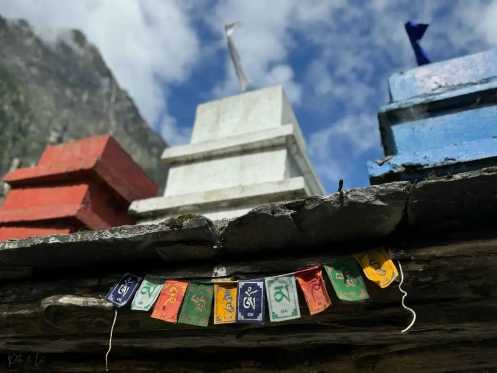 Stupas et guirlande de drapeaux de prières